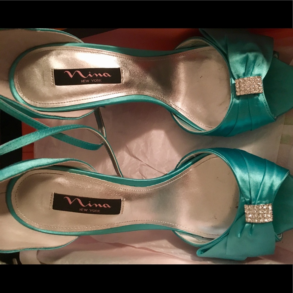 Nina Earleen Peeptoe Pumps